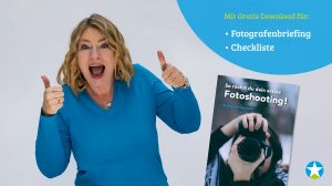 Blonde Frau mit offenem Mund, hält begeistert beide Daumen nach oben. Daneben die Titelseite eines Dokuments mit dem Titel "So rockst du dein erstes Fotoshooting".