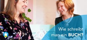 Zwei Frauen im Interview, herzhaft lachend