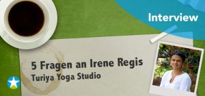 Schreibtischaufsicht: links oben eine Tasse schwarzer Kaffee, links unten ein Polaroid mit einer Dame aus Sri Lanka mit Bindi auf der Stirn und weißer Bluse.
