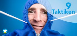 Ein Mann im blauen Hoodie schaut ängstlich in die Kamera. Er hat die Kapuze über den Kopf gezogen und zieht die Kordel soweit zusammen, dass sein Gesicht fast verschwindet.