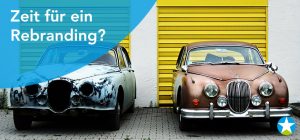 Zwei Oldtimer derselben Marke, nebeneinander geparkt, der linke als desolates Wrack, der rechte als hochpolierte Luxuslimousine.