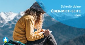 Eine junge Frau mit gelbem Pulli und grauer Wollmütze sitzt in einer Berglandschaft neben ihrem Rucksack auf dem Fels und schreibt etwas auf.