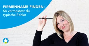 Frau mit blondem Pagenschnitt schaut nachdenklich mit schräger Kopfhaltung und kratzt sich mit Stift am Kopf.